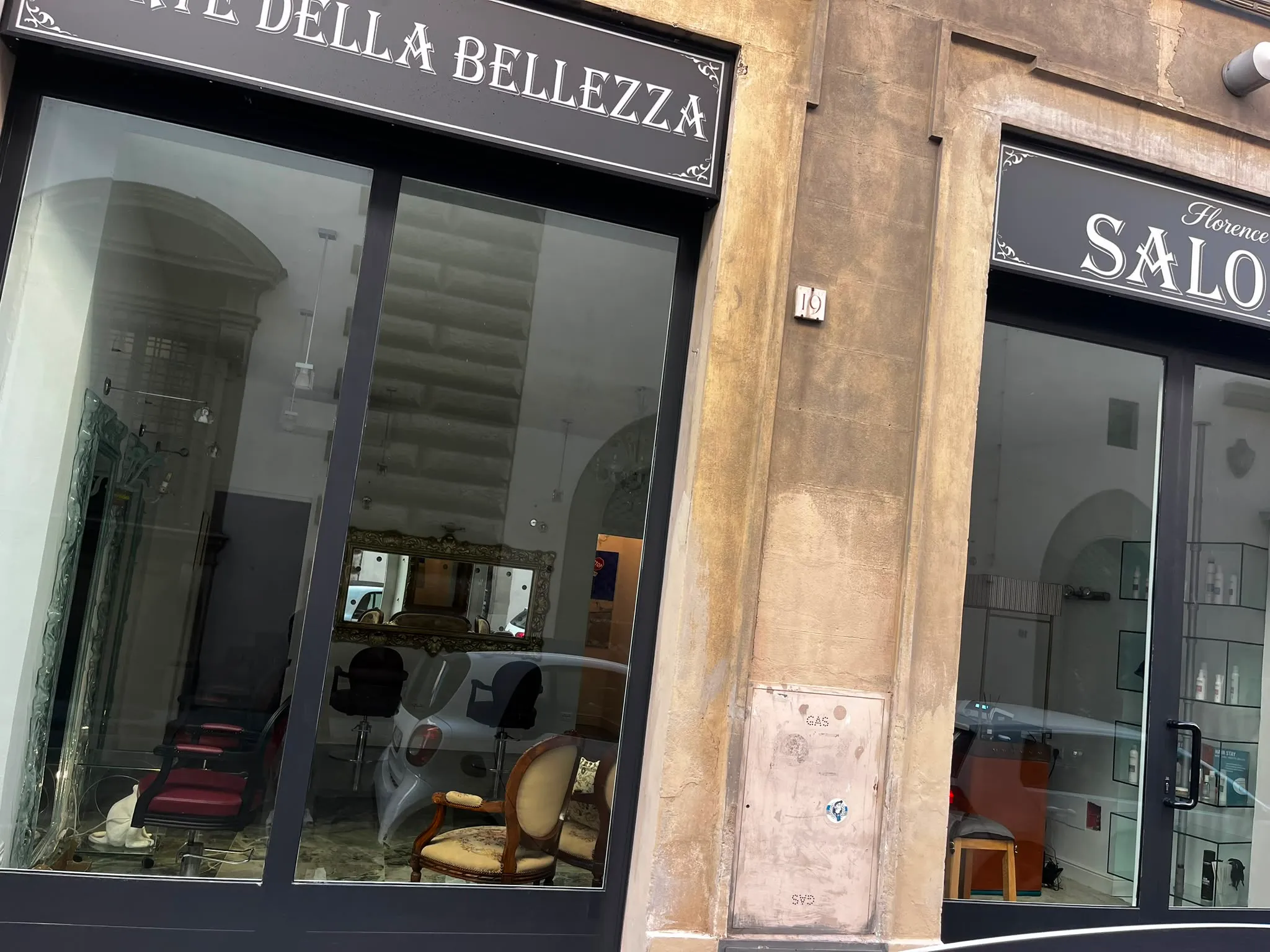 L'insegna di Florence Salone in Via Bufalini